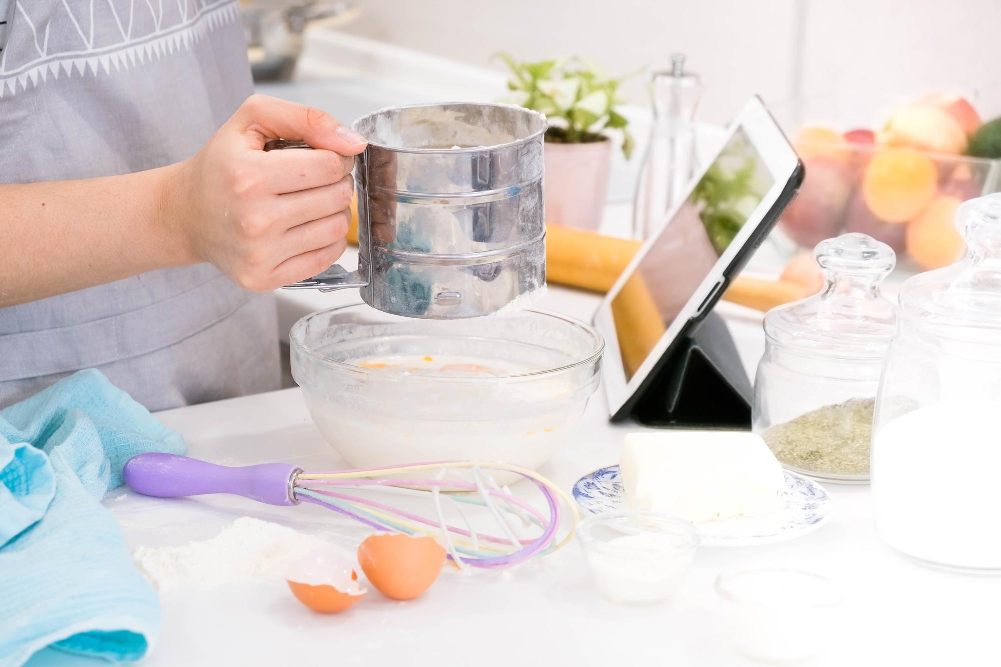 Cucina didattica con set utensili e ingredienti freschi